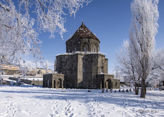 Oniki Havariler Kilisesi (Kümbet Camii)